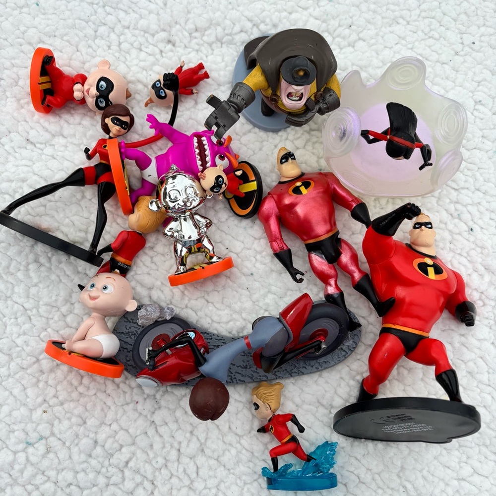 SOLD📦Disney incredibles toys
